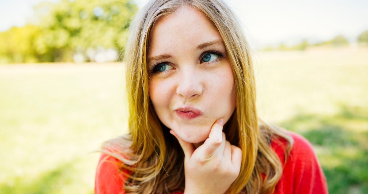 fiatal lány gondolkodik, grimaszol