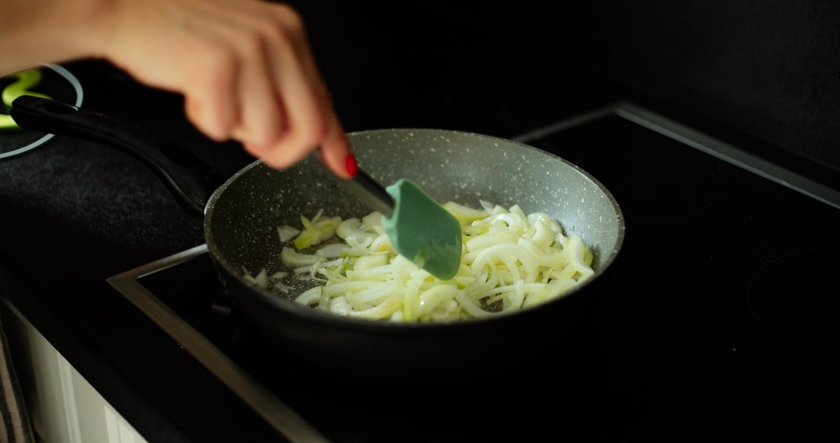 hagymadinszteles - Gyerekszoba nő serpenyőben dinszteli a hagymát