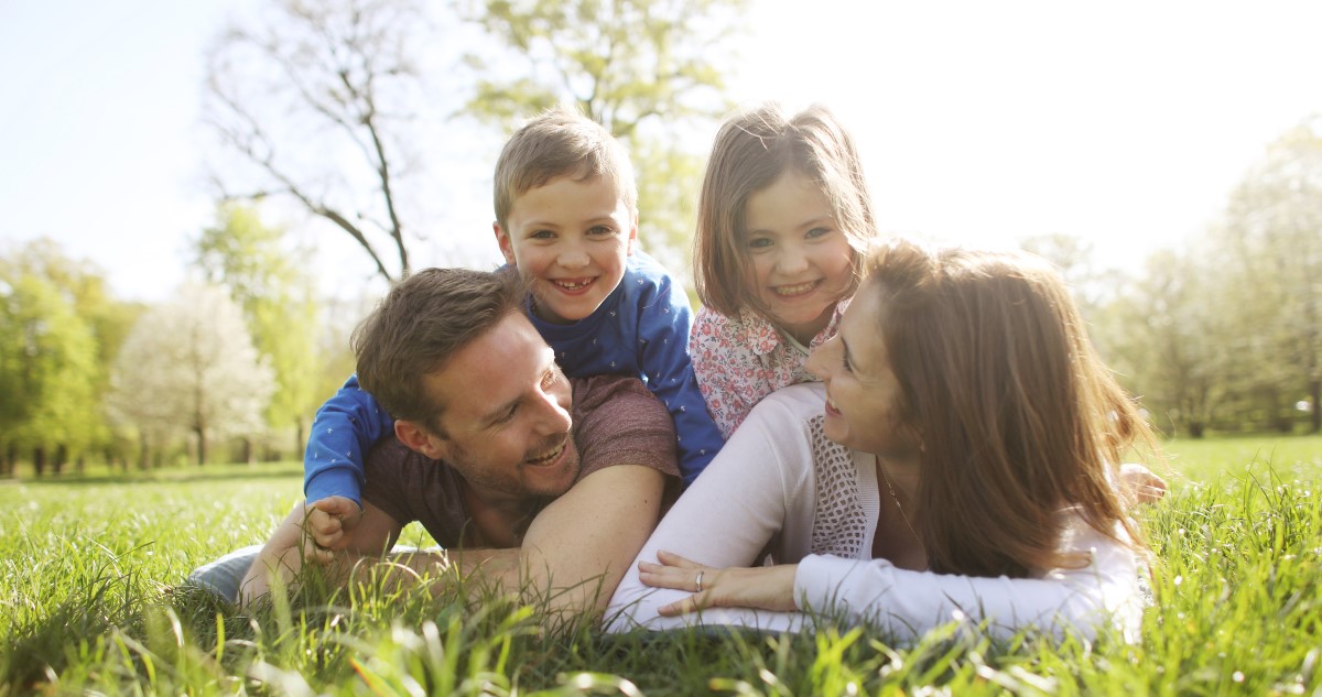 család a kertben tavasszal
