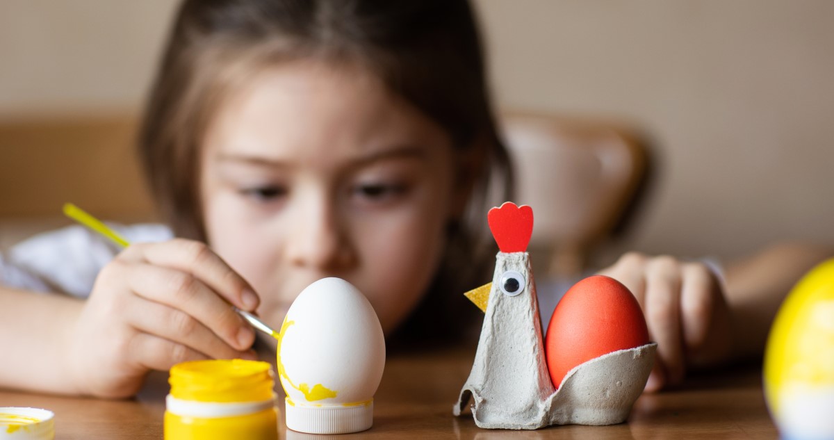 kislány húsvéti dekorációt fest