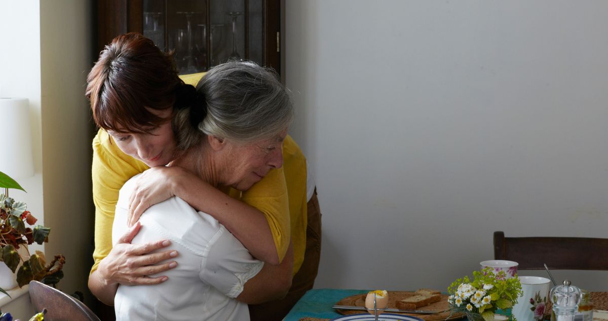 idos - Gyerekszoba idős anyát öleli lánya