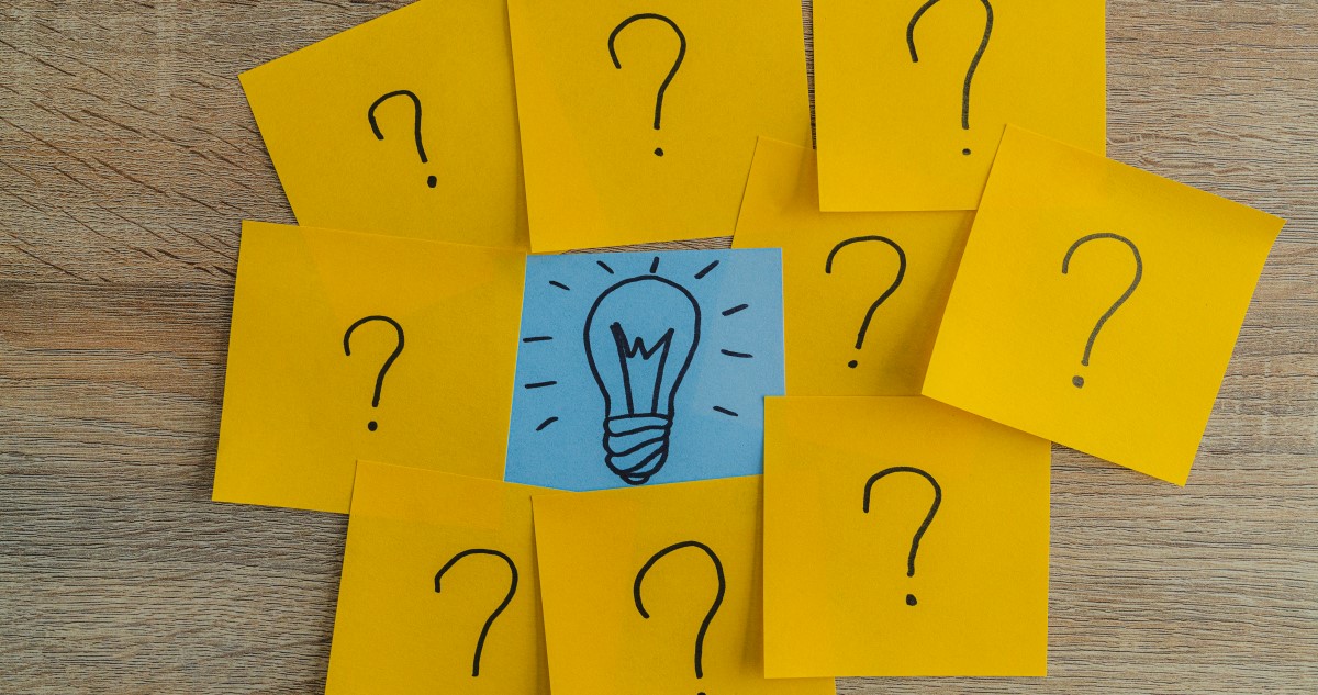 sárga postit lapokon kérdőjelek és egy kék postit lapon villanykörte