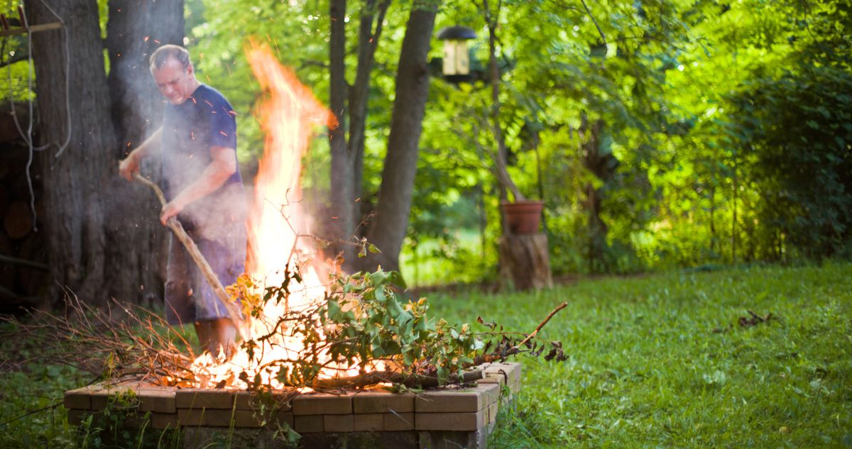 kerti-egetes - Gyerekszoba férfi kertben zöldhulladékot éget