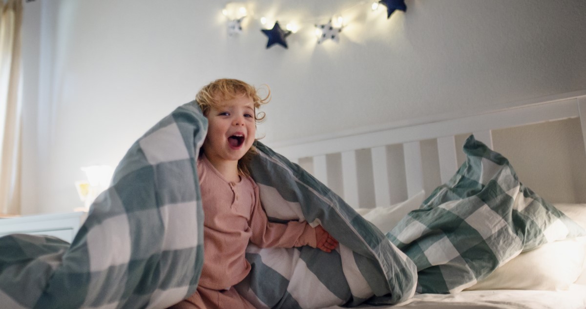 kisgyerek ugrál az ágyon alvás előtt