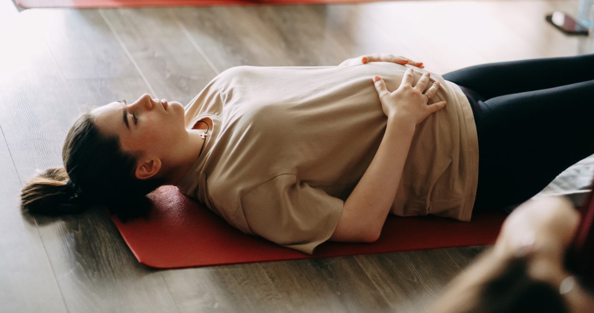 kismama tornazik - Gyerekszoba kismama tornázik barna pólóban