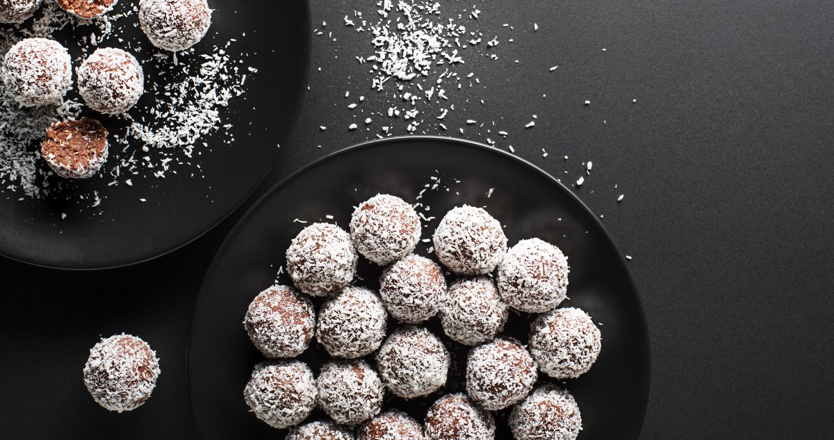 kókuszolyók fekete tányéron