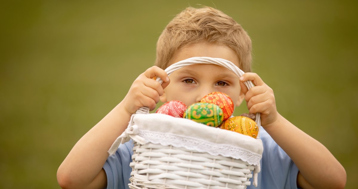 kisfiú húsvéti kosarat tart a kezében