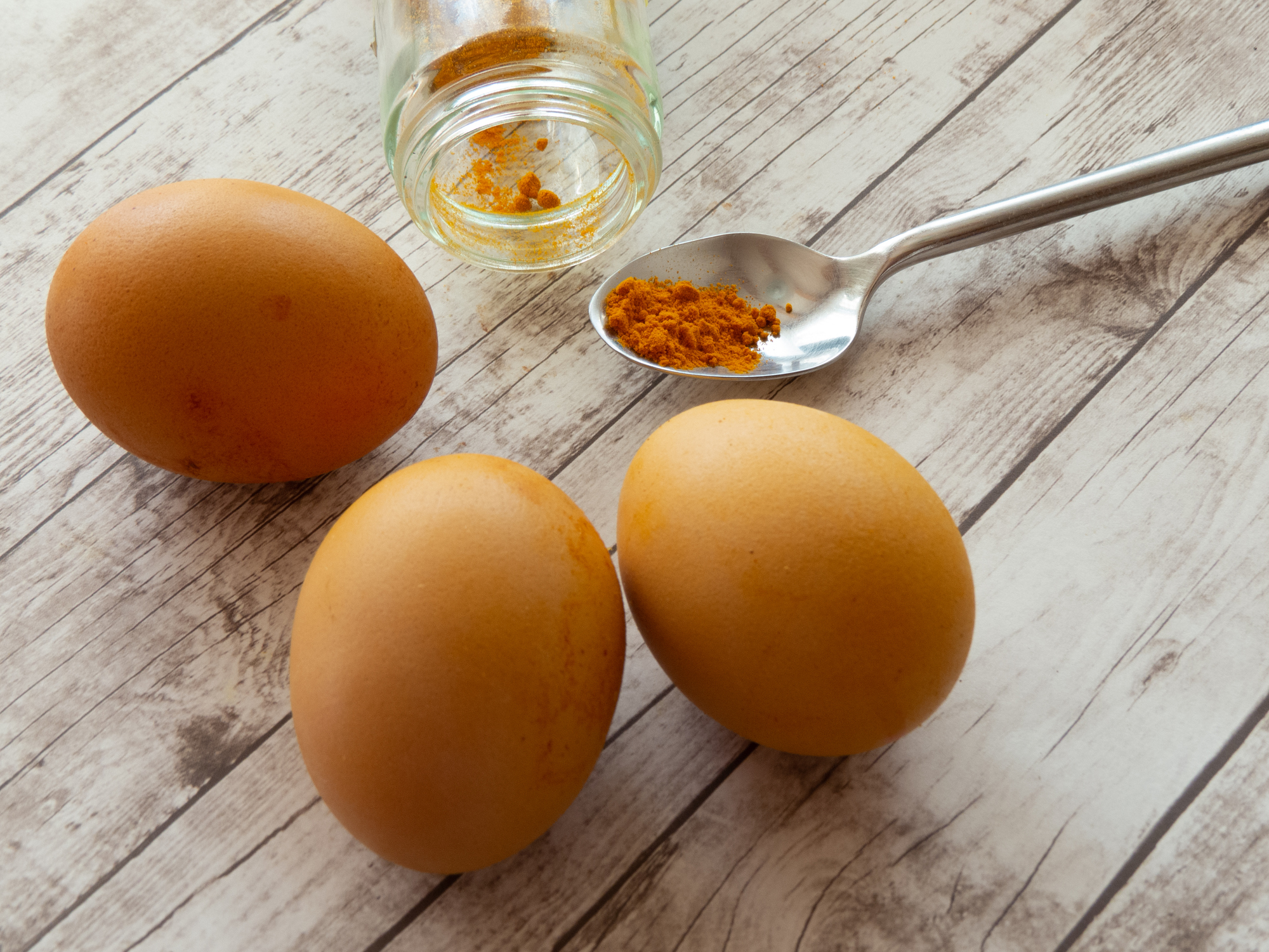 tojások és kurkuma egy kanálban