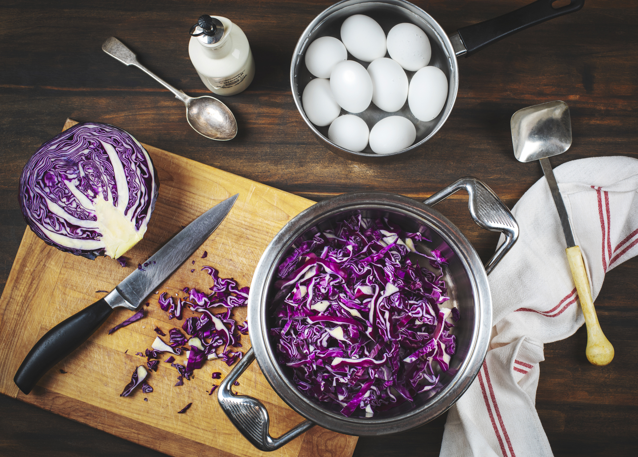 Lilakáposzta és fehér tojások