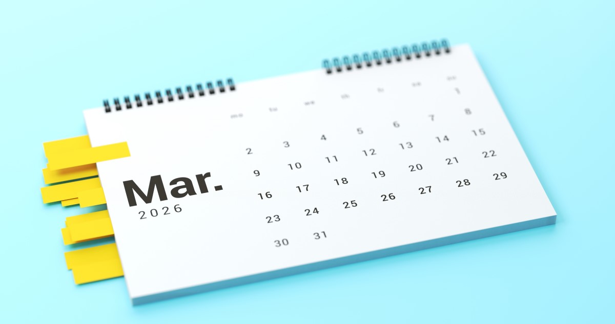 marcius - Gyerekszoba márciusi naptár kék asztalon, sárga jelölőkkel