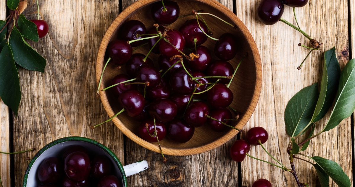 felülnézetből egy tálnyi meggy