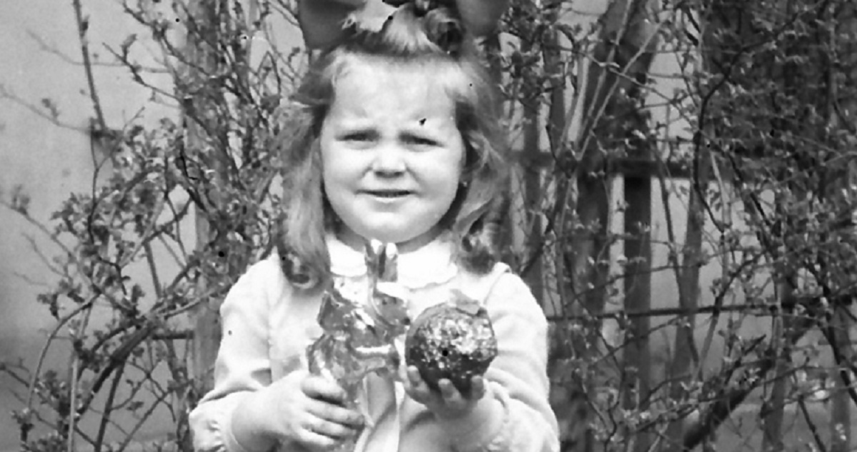 Régi fotó egy kislányról húsvétkor