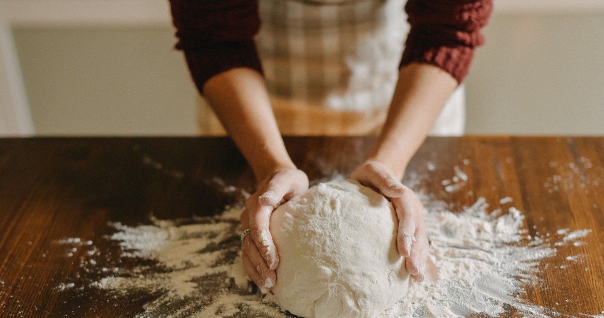 no tesztat gyur - Gyerekszoba tésztát gyúr egy nő sós aprósütihez