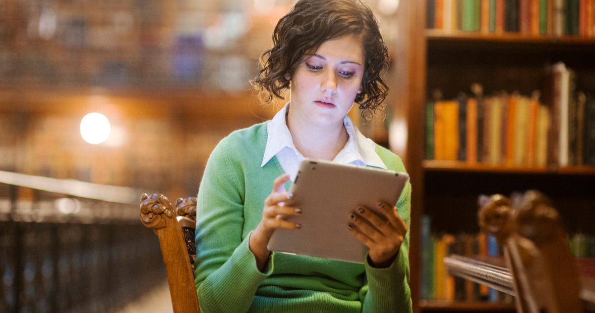olvas1 - Gyerekszoba nő könyvtárban tabletet olvas
