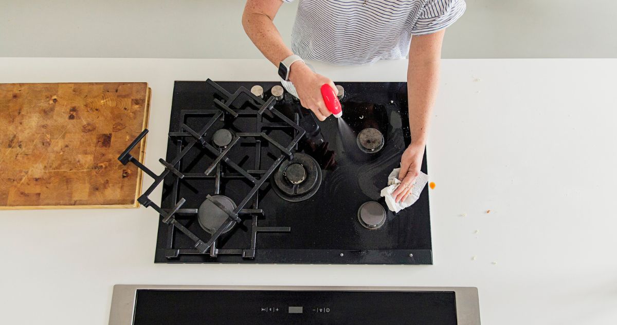 papirtorlo - Gyerekszoba Papírtörlővel takarítja nő a tűzhelyet