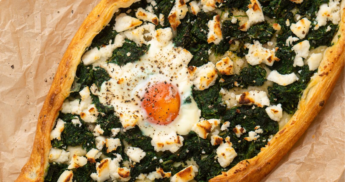 spenótos-sajtos pite tükörtojással