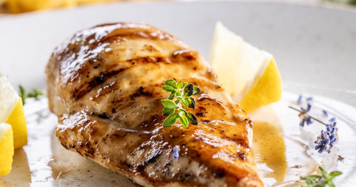 sült csirkemell tányéron