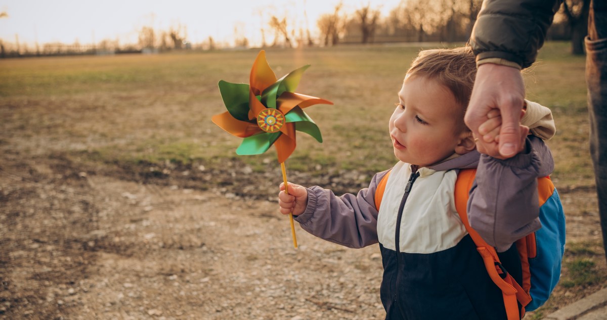 szeles ido - Gyerekszoba kisfiú szélforgóval