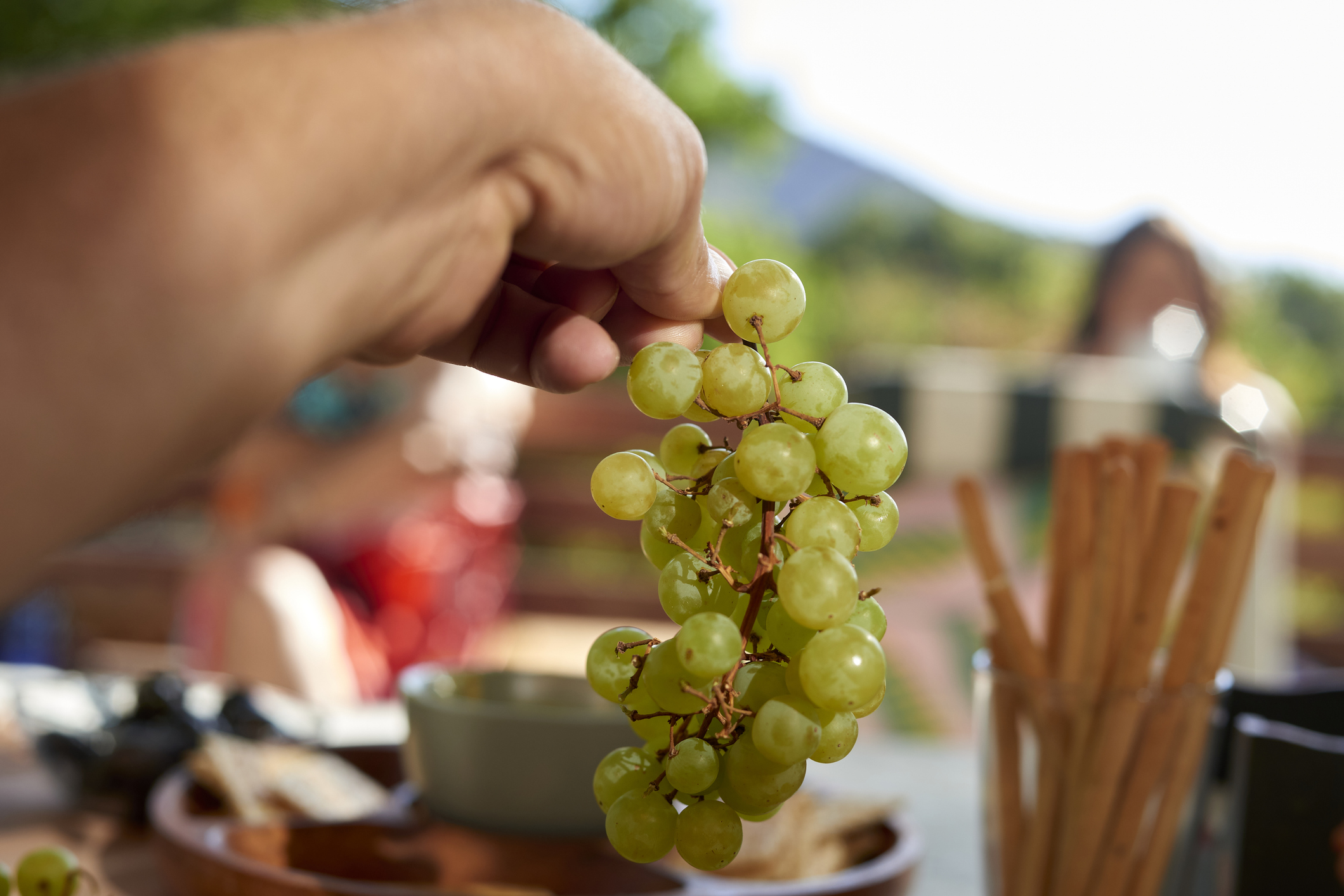 szőlőt fog kezében
