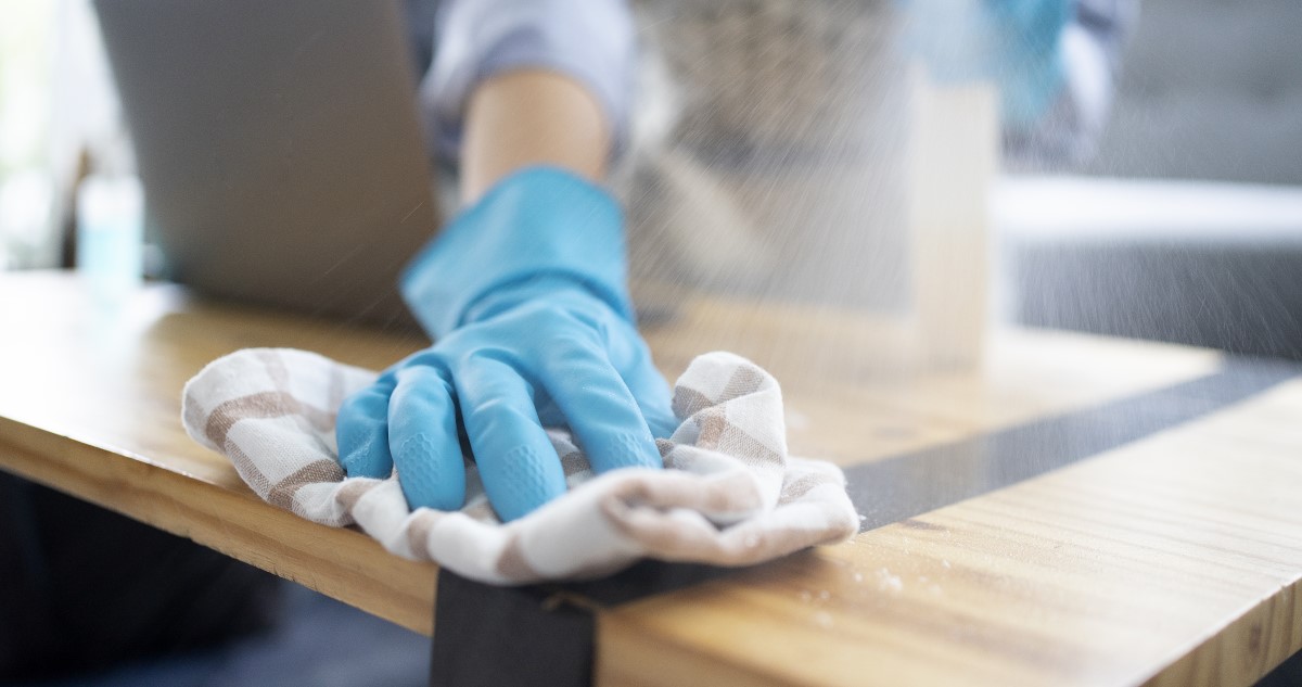 takaritas - Gyerekszoba asztalt mos kék gumikesztyűben