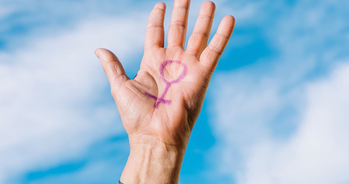 női tenyér benne a női nemi jellel az ég felé néz