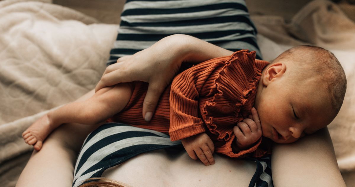 ujszulott1 - Gyerekszoba újszülött baba anya mellkasán