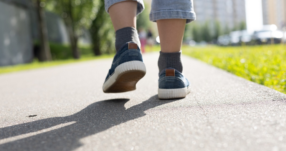 kisgyerek egyedül az utcán