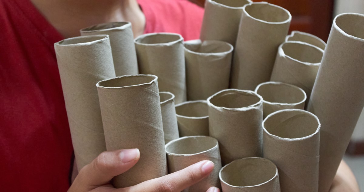 vécépapír gurigákat fog a kezében egy nő