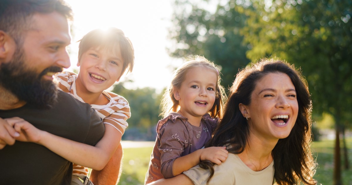 vidám család sétál jóidőben