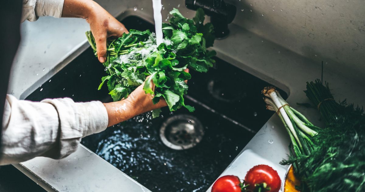 zöldséget mosogatóban vízzel öblít