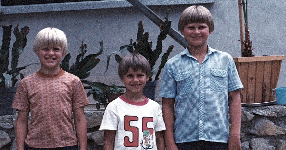 három fiú nyári retró fotón