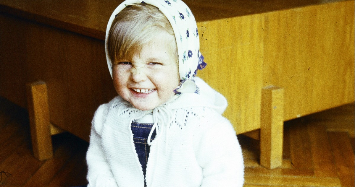 80as evekben meno lanynev - Gyerekszoba Retró fotón nevető kislány