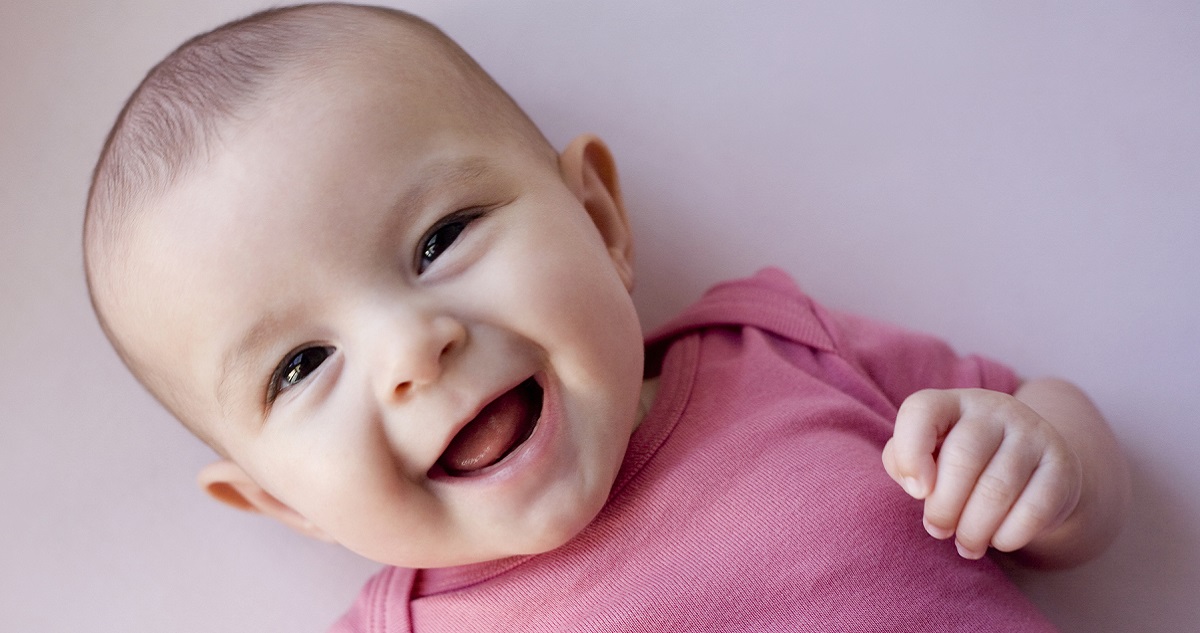 Mosolygó kislány baba