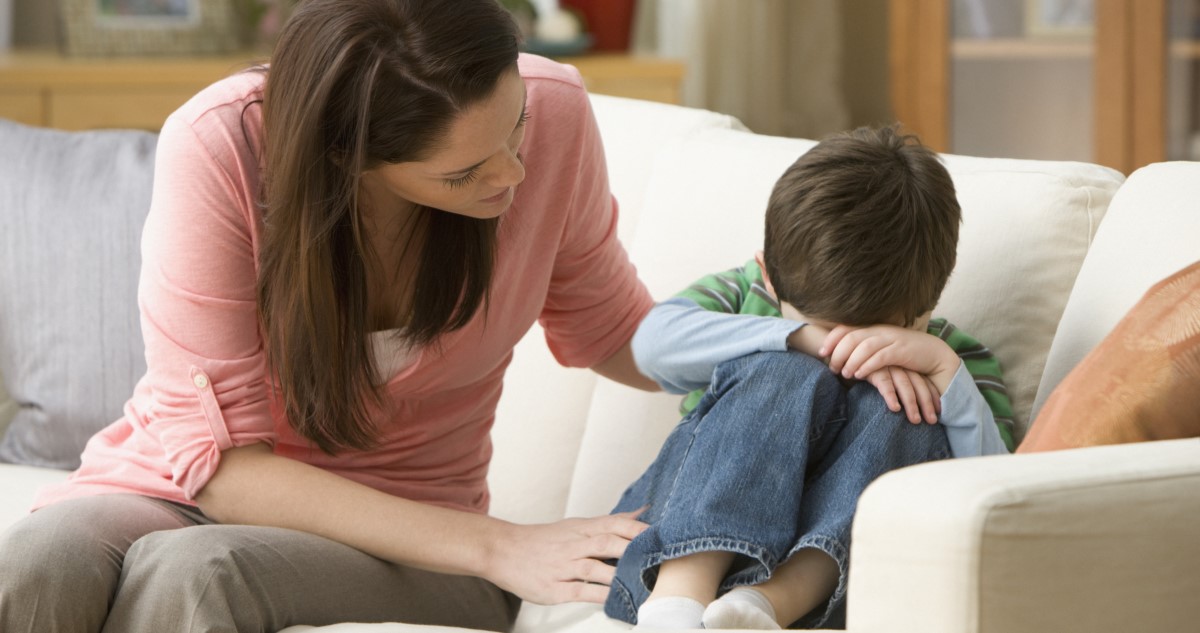 anya kisfival beszél, a kisfiú szomorú