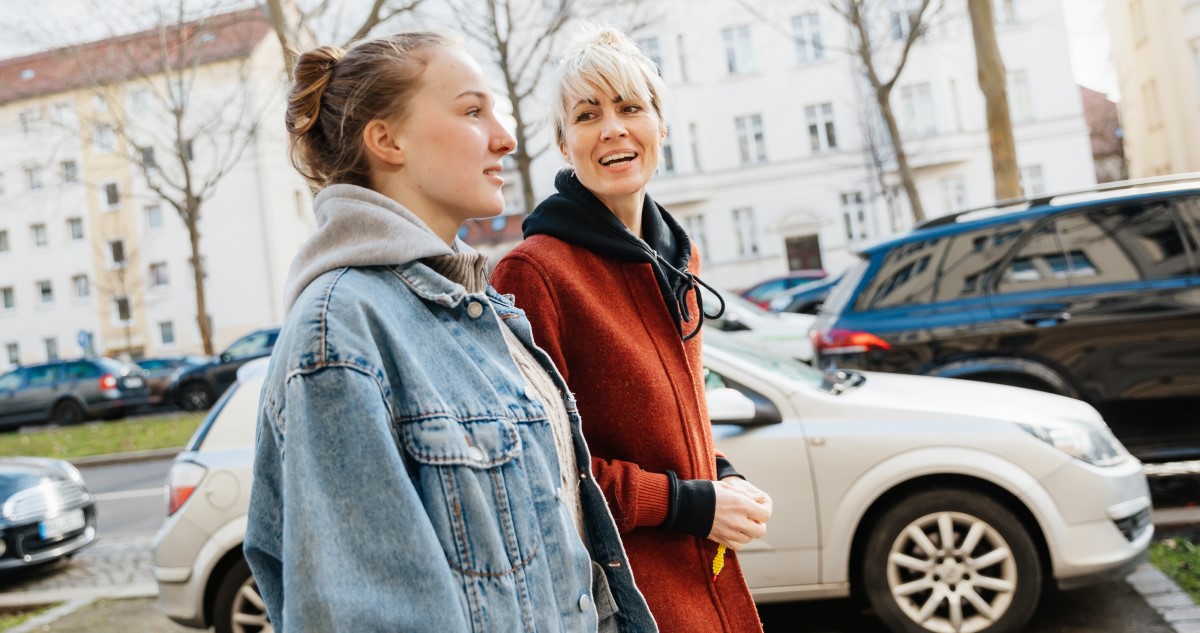 anya és tinédzser lánya sétálnak a városban