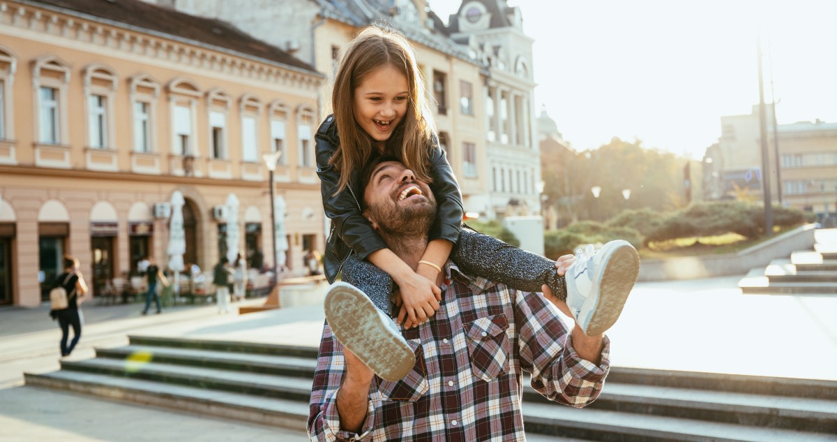 apa nyakában ül a kislánya, városban
