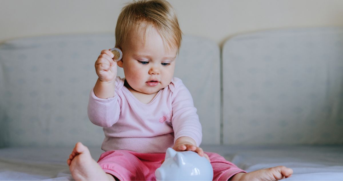 baba pénzt tesz malacperselybe