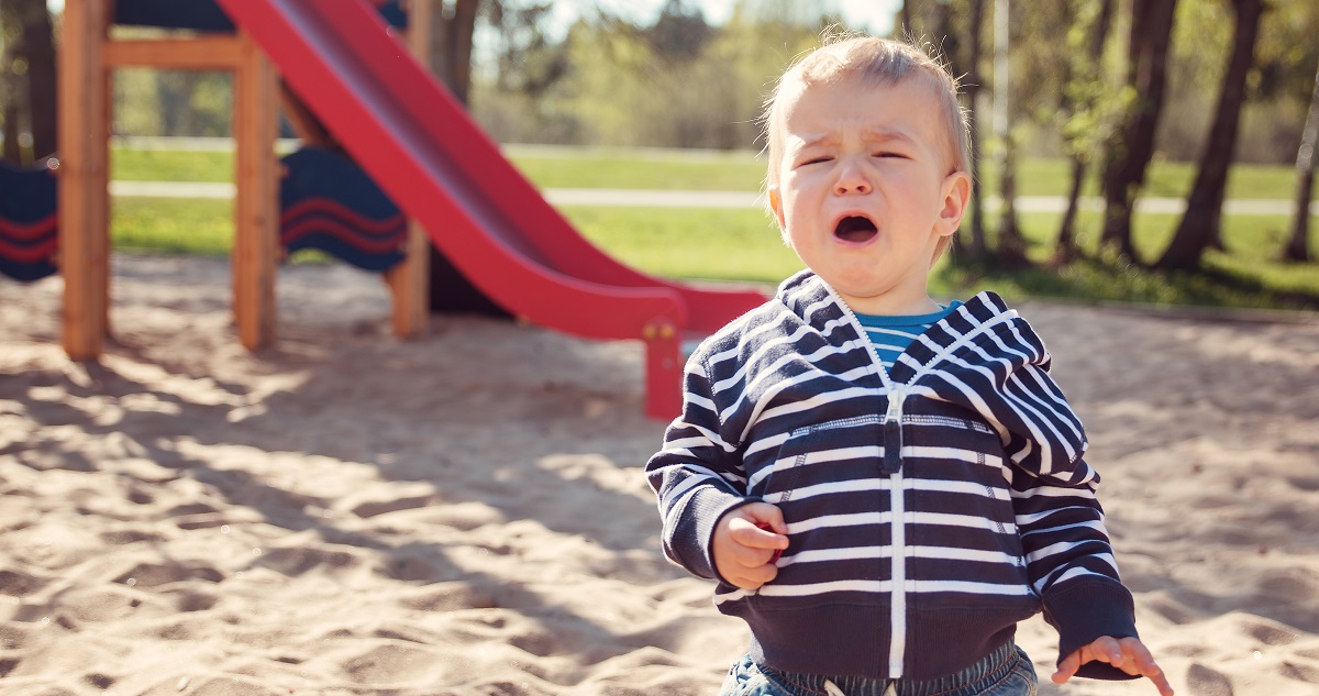 Játszótéren síró kisfiú