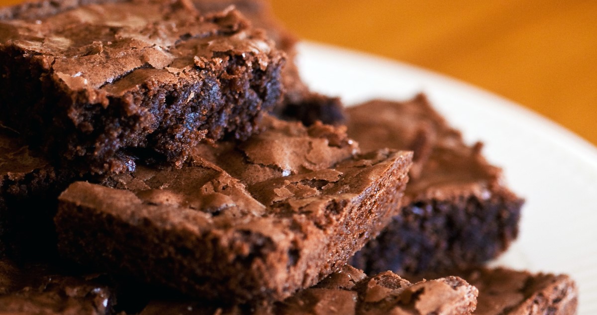 felszeletelt brownie a tányéron