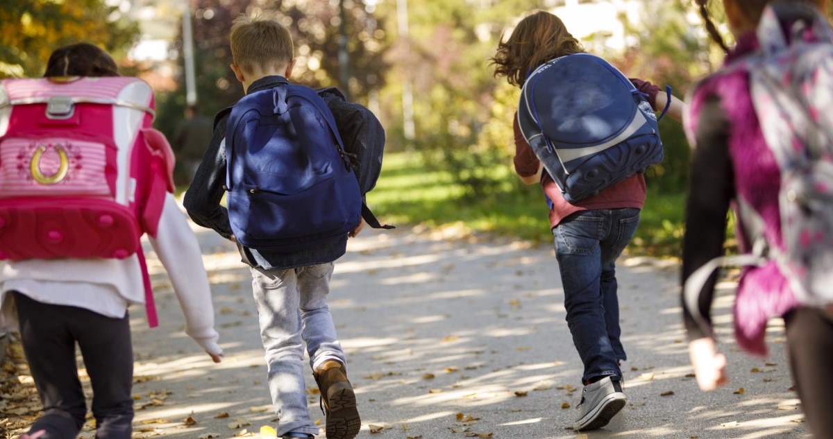 elsősök iskolába mennek, a hátukon iskolatáska