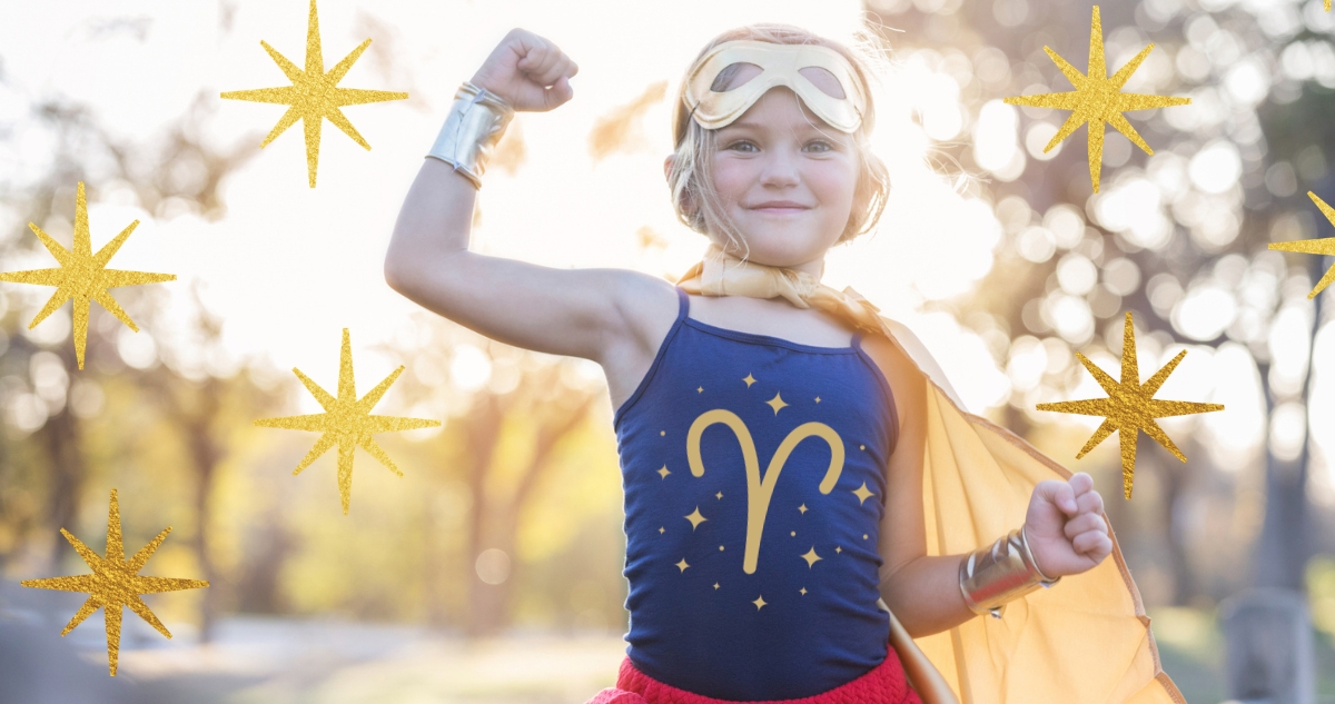 Kislány, pólóján a Kos csillagjegy szimbólumával