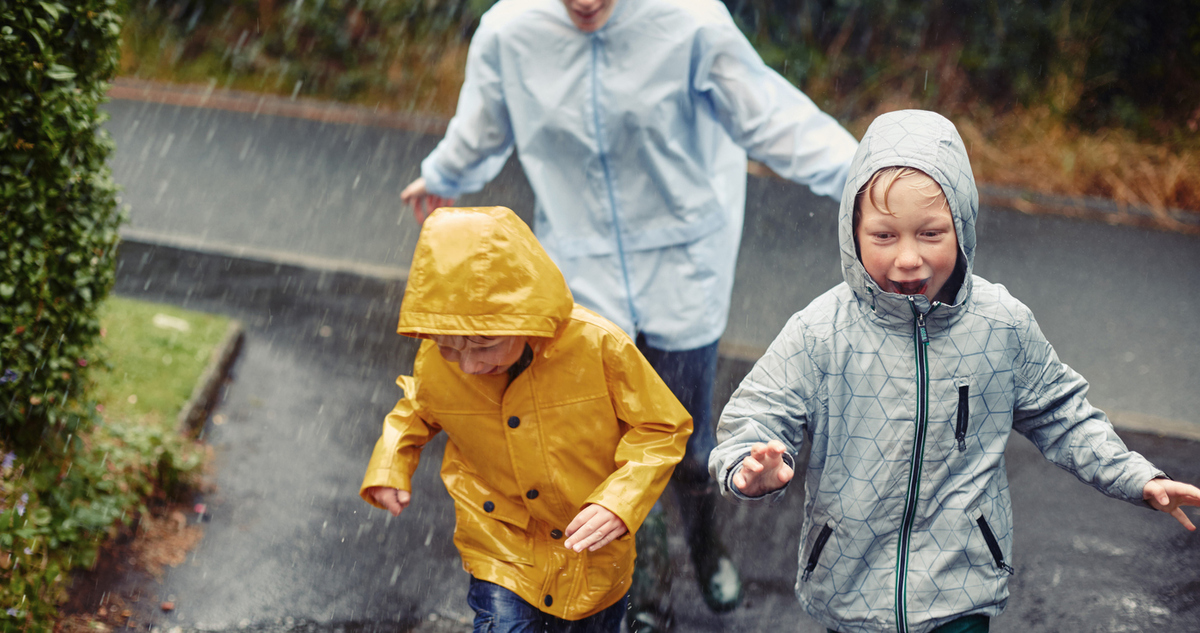 Gyerekek az esőben