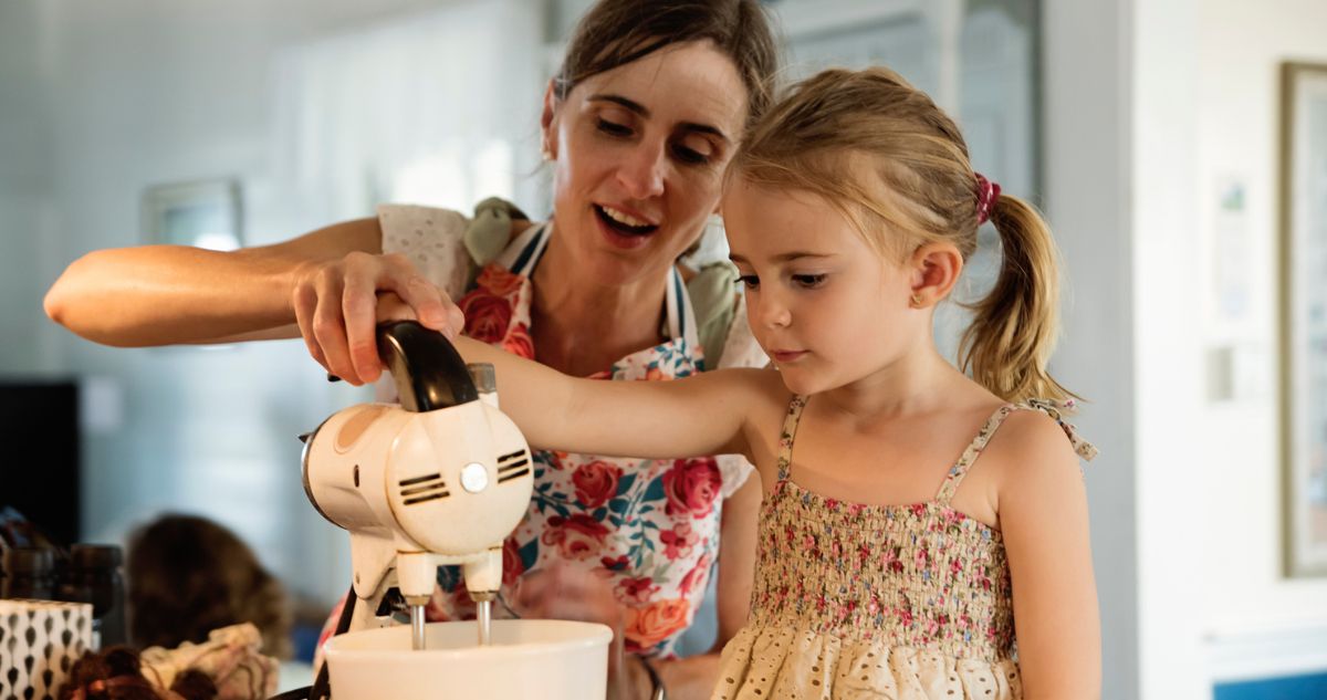 anya lányával a konyhában robotgépet használ