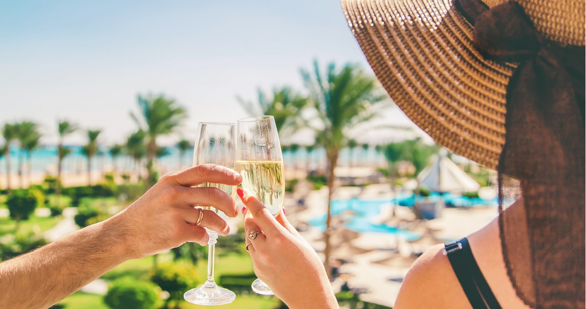 nyaraláson koccintó pár