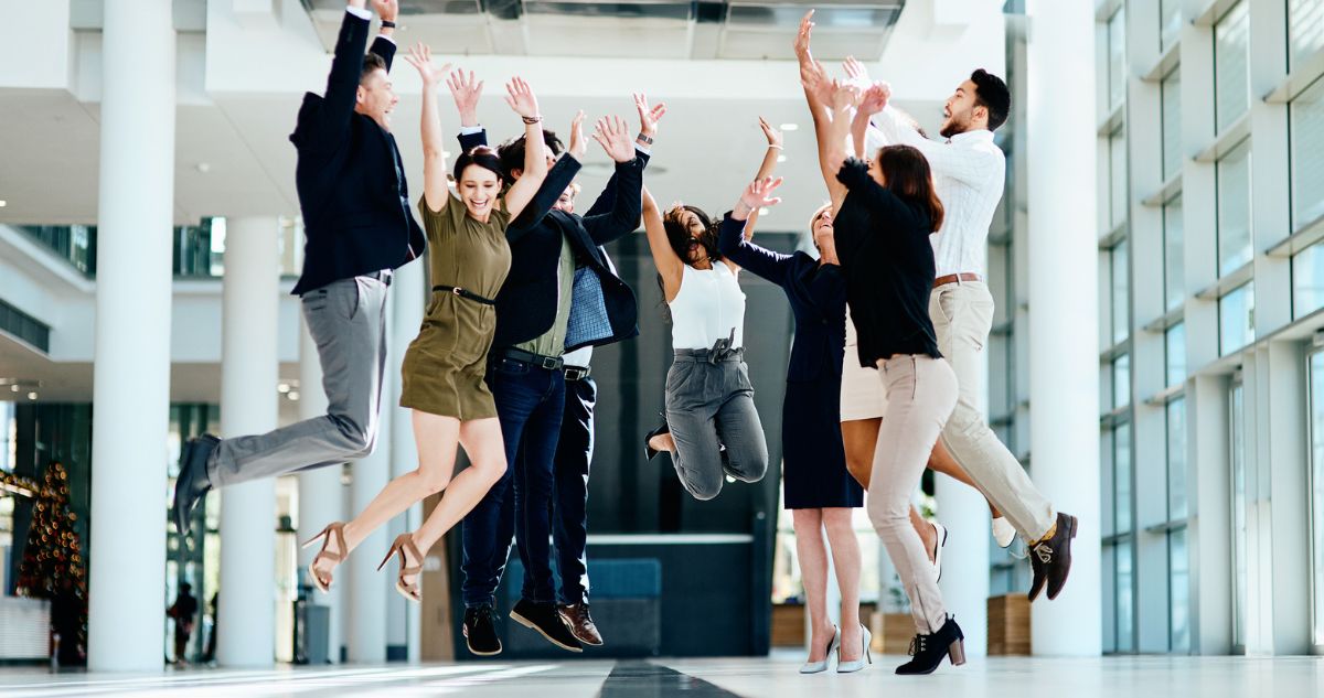 emberek a magasba ugranak örömükben