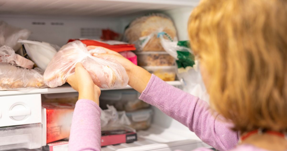 hus1 - Gyerekszoba nő húst tesz a hűtőbe