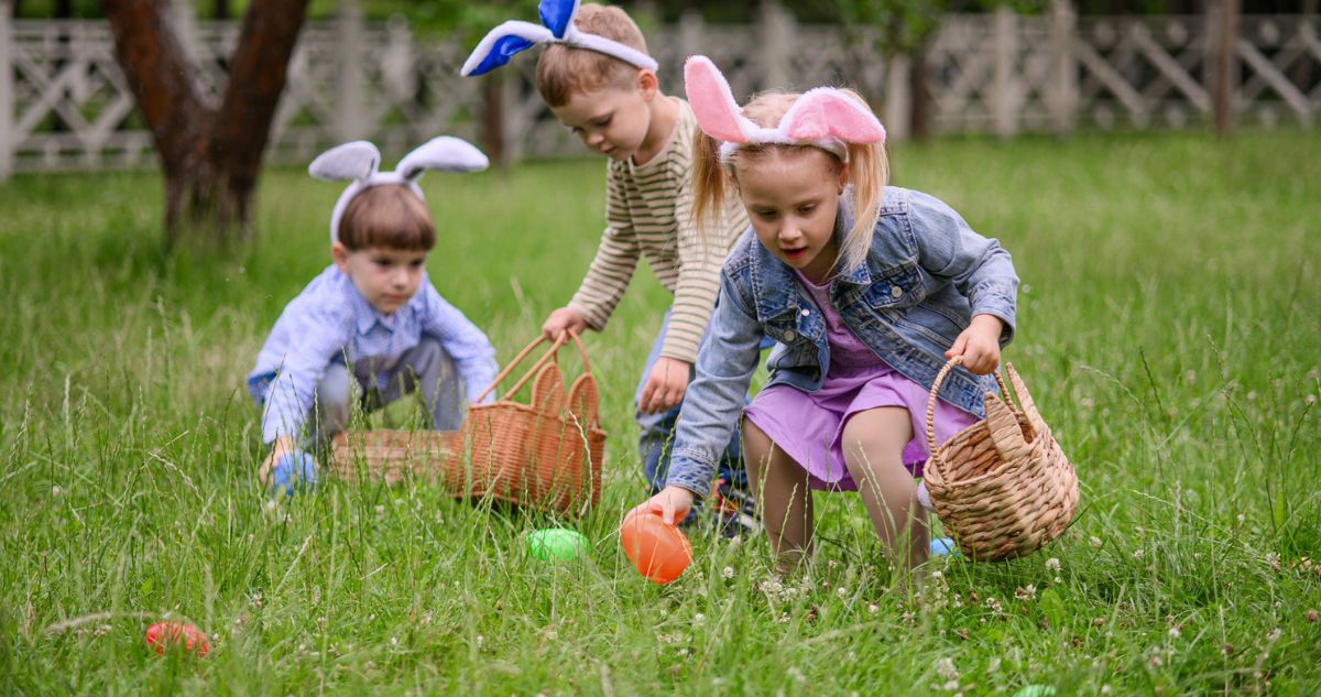 húsvétkor gyerekek gyűjtik az ajándékokat kosarukba