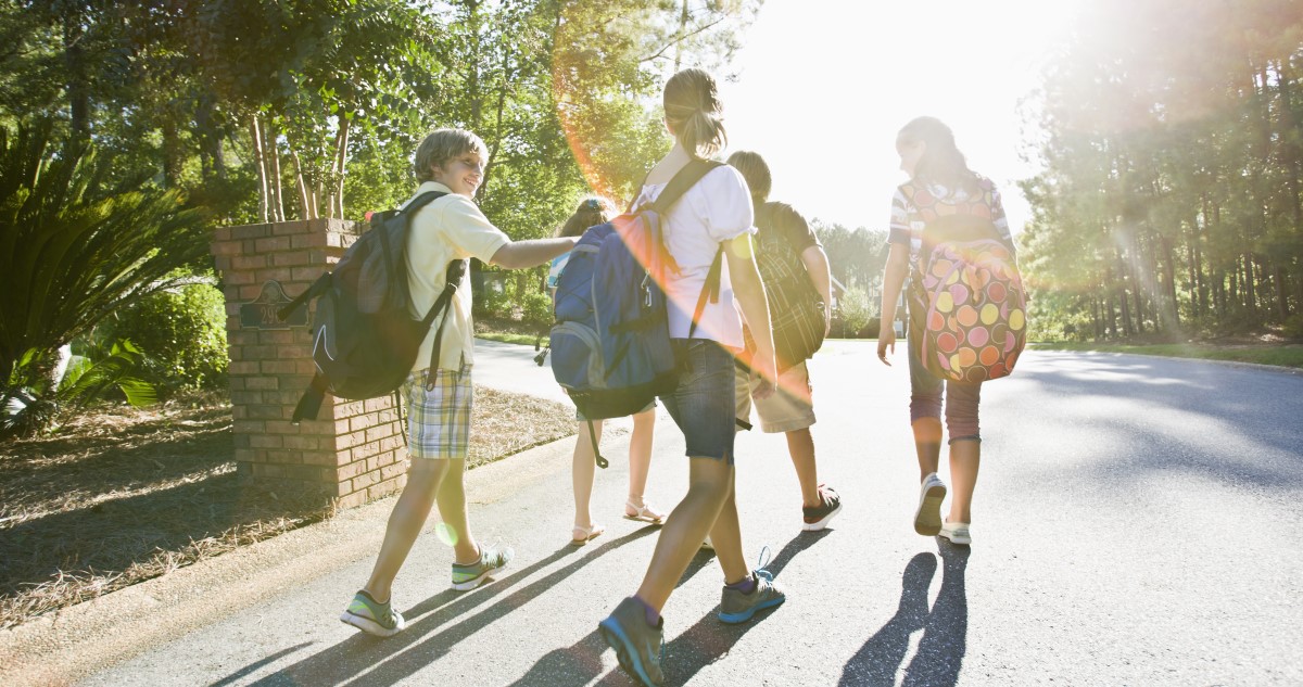iskolasok mennek haza az iskolából napfényes időben