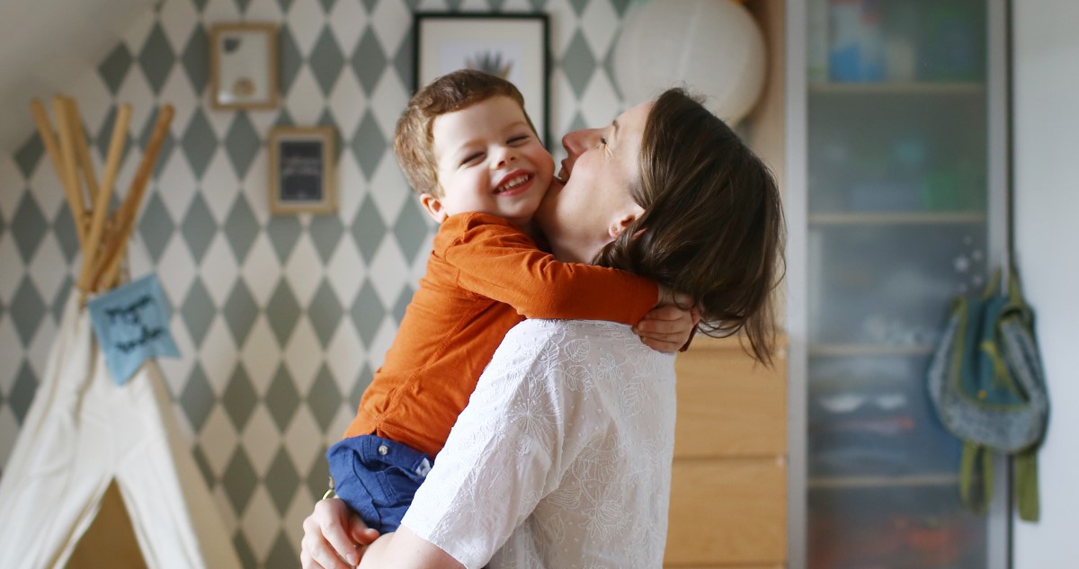 kisfiu anyukajat oleli - Gyerekszoba kisfiú anyukáját öleli