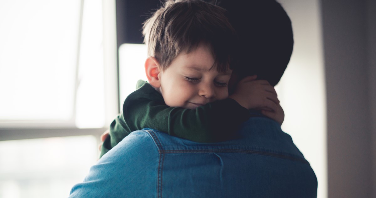 kisfiu apukajaval - Gyerekszoba kisfiú az apukáját öleli